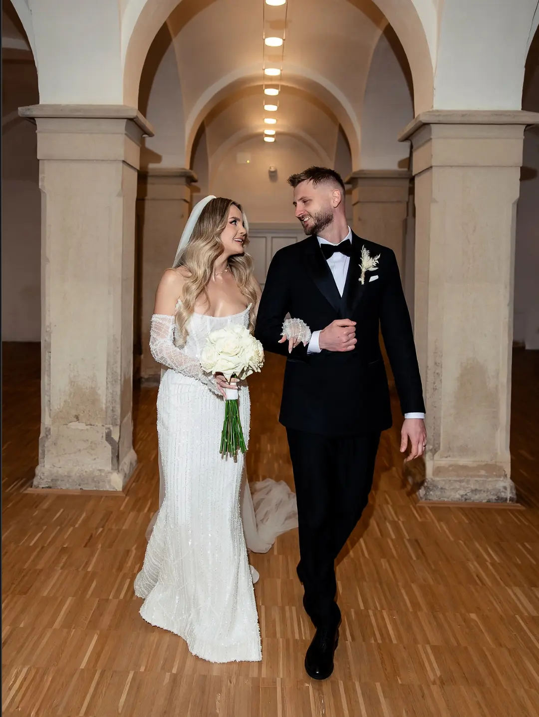 Mire în costum negru alături de mireasă, la ceremonie
