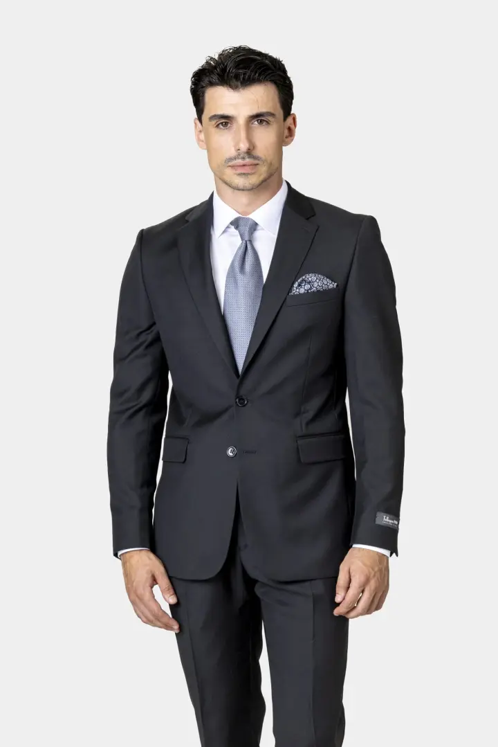 Costum bărbătesc bleumarin în stil italian, purtat cu cravată
