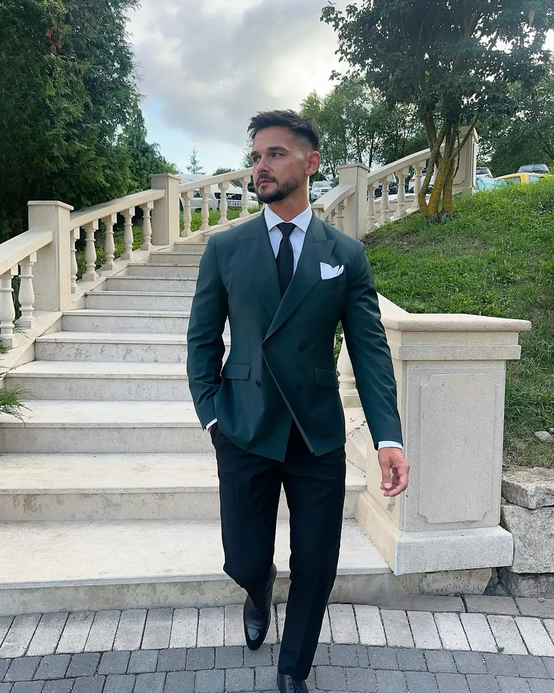 Costum verde în stil italian, purtat în aer liber